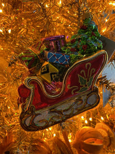 Huras Sleigh With Gifts & Christmas Tree